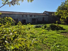 Corps de Ferme de 340 m2, avec plusieurs maisons indépendantes et 200 m2 de dépendances.