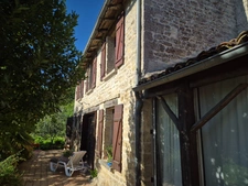 Corps de Ferme de 340 m2, avec plusieurs maisons indépendantes et 200 m2 de dépendances.