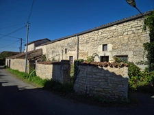 Corps de Ferme de 340 m2, avec plusieurs maisons indépendantes et 200 m2 de dépendances.