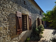 Corps de Ferme de 340 m2, avec plusieurs maisons indépendantes et 200 m2 de dépendances.