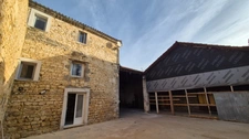 Ensemble immobilier, 2 maisons, un grand hangar, un garage, gros oeuvre en bon état