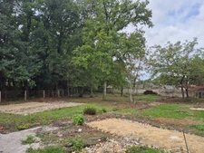 Beau terrain clos de 1600 m2, secteur calme, proche commerces et transport 