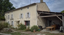 Corps de Ferme à rénover de 500 m2, proche commerces, beaucoup de dépendances
