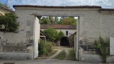 Corps de Ferme à rénover de 500 m2, proche commerces, beaucoup de dépendances
