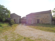  15 mn Angoulême Gare, ancien Corps de Ferme à réhabiliter au sud le l'agglomération. 