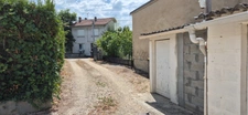 Maison de ville composée de deux appartements, 110 m2, proximité place Victor Hugo, jardin clos, cour avec stationnement