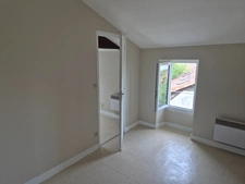 Appartement T2 en résidence sécurisée, face Hôtel de Ville, proche tous commerces et transport.