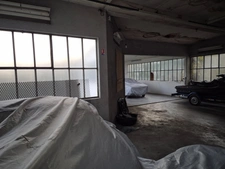 Entrepôt de 90 m2, petit parking, espace clos par portail