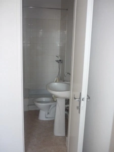 Appartement T2 en résidence sécurisée, face Hôtel de Ville, proche tous commerces et transport.
