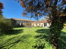Corps de Ferme, écrin de verdure, 250 m2 habitables, 18 000 m2 de terrain, 400 m2 de dépendances, 20 mn Angoulême centre