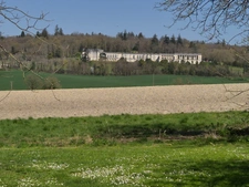 Corps de Ferme, écrin de verdure, 250 m2 habitables, 18 000 m2 de terrain, 400 m2 de dépendances, 20 mn Angoulême centre