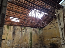 Ensemble immobilier, 2 maisons, un grand hangar, un garage, gros oeuvre en bon état