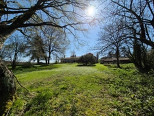 Corps de Ferme, écrin de verdure, 250 m2 habitables, 18 000 m2 de terrain, 400 m2 de dépendances, 20 mn Angoulême centre