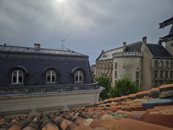 Appartement T2 en résidence sécurisée, face Hôtel de Ville, proche tous commerces et transport.