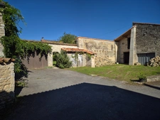 Corps de Ferme de 340 m2, avec plusieurs maisons indépendantes et 200 m2 de dépendances.