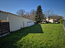 Terrain de 400 m2, 200 m à pied des commerces du bourg.