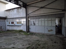Entrepôt de 90 m2, petit parking, espace clos par portail