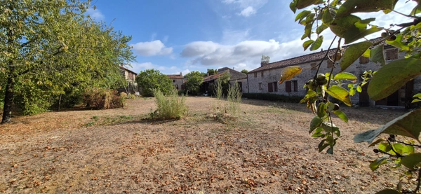 Corps de Ferme de 340 m2, avec plusieurs maisons indépendantes et 200 m2 de dépendances.