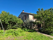 Corps de Ferme de 340 m2, avec plusieurs maisons indépendantes et 200 m2 de dépendances.