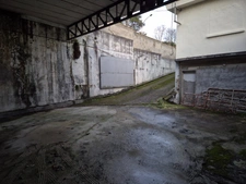 Entrepôt de 90 m2, petit parking, espace clos par portail