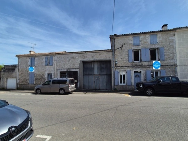 Ensemble immobilier, 2 maisons, un grand hangar, un garage, gros oeuvre en bon état