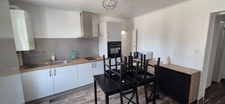 Maison de ville composée de deux appartements, 110 m2, proximité place Victor Hugo, jardin clos, cour avec stationnement