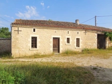  15 mn Angoulême Gare, ancien Corps de Ferme à réhabiliter au sud le l'agglomération. 