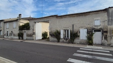 Corps de Ferme à rénover de 500 m2, proche commerces, beaucoup de dépendances