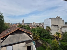 Appartement T2 en résidence sécurisée, face Hôtel de Ville, proche tous commerces et transport.