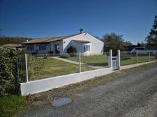 Prestation qualitative : Plain-Pied de 125 m2, parcelle paysagée de 1400 m2, piscine et paillotte