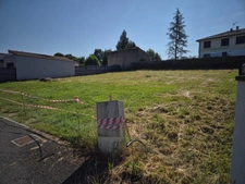 Terrain constructible dans petit lotissement, emplacement qualitatif avec vue sur bosquet