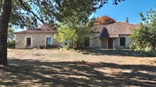 Corps de Ferme, écrin de verdure, 250 m2 habitables, 23 000 m2 de terrain, 400 m2 de dépendances, 20 mn Angoulême centre
