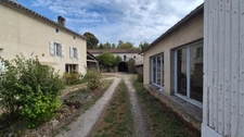 Corps de Ferme à rénover de 500 m2, proche commerces, beaucoup de dépendances