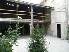 Immeuble de rapport proposant 9 logements : 4 studio, 3 T2, 1 T1bis et un T3 avec vue sur patio