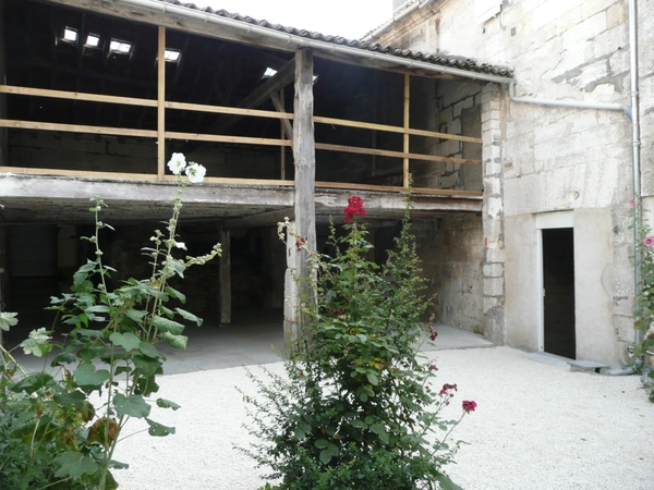 Immeuble de rapport proposant 9 logements : 4 studio, 3 T2, 1 T1bis et un T3 avec vue sur patio