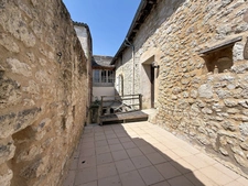 Maison de caractère avec éléments médiévaux – 241 m² – 6 chambres – Cour et terrasse – Centre historique