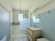Maison 5 pièces de plain-pied - 94 m² - 4 chambres - Jardin et garage attenant - Bergerac rive droite