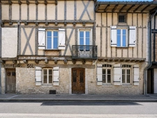 Maison de caractère avec éléments médiévaux – 241 m² – 6 chambres – Cour et terrasse – Centre historique