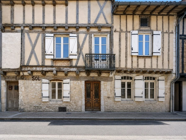 Maison de caractère avec éléments médiévaux – 241 m² – 6 chambres – Cour et terrasse – Centre historique
