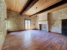 Maison de caractère avec éléments médiévaux – 241 m² – 6 chambres – Cour et terrasse – Centre historique