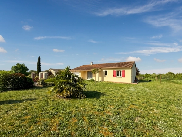 Maison récente plain-pied 3 chambres avec véranda dans un cadre paisible