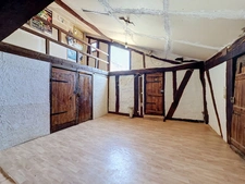 Maison de caractère avec éléments médiévaux – 241 m² – 6 chambres – Cour et terrasse – Centre historique