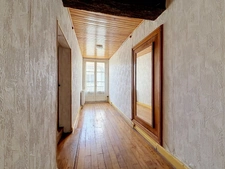 Maison de caractère avec éléments médiévaux – 241 m² – 6 chambres – Cour et terrasse – Centre historique
