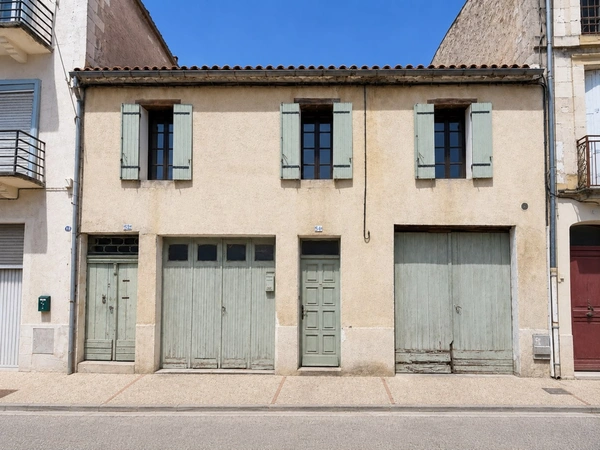 Maison de ville 90 m² – Grand séjour avec mezzanine – 2 chambres – Deux garages et cave – Centre de Sainte-Foy-la-Grande