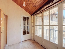 Maison de caractère avec éléments médiévaux – 241 m² – 6 chambres – Cour et terrasse – Centre historique