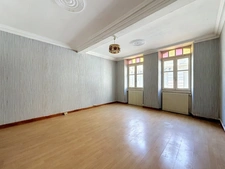 Maison de caractère avec éléments médiévaux – 241 m² – 6 chambres – Cour et terrasse – Centre historique