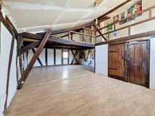 Maison de caractère avec éléments médiévaux – 241 m² – 6 chambres – Cour et terrasse – Centre historique