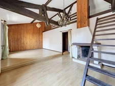 Maison de ville 90 m² – Grand séjour avec mezzanine – 2 chambres – Deux garages et cave – Centre de Sainte-Foy-la-Grande