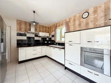 Maison récente plain-pied 3 chambres avec véranda dans un cadre paisible
