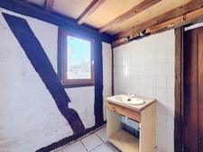 Maison de caractère avec éléments médiévaux – 241 m² – 6 chambres – Cour et terrasse – Centre historique